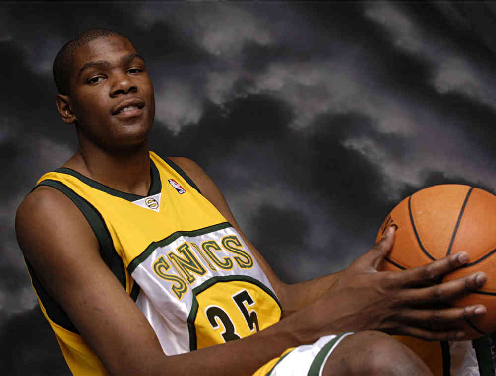 巨星新秀赛季的命中率,詹姆斯41%,杜兰特43%