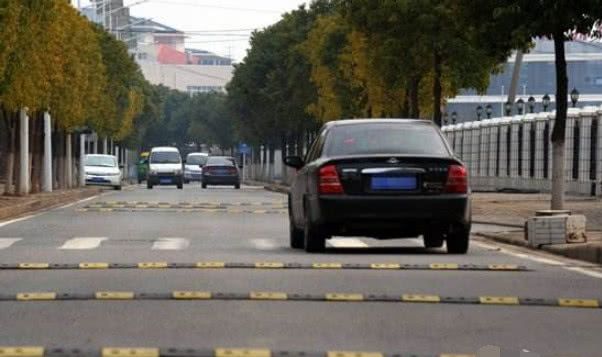 过减速带猛踩刹车?老司机:这么开,车或提前报