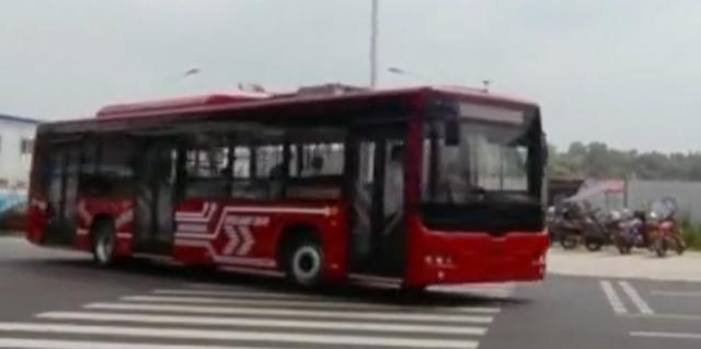 中国的无人驾驶公交车上路，网友称：以后司机行业要“灭绝”了