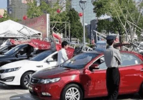 汽车销量迎来泡沫危机, 库存堆积如山, 专家: 老百姓变理性了