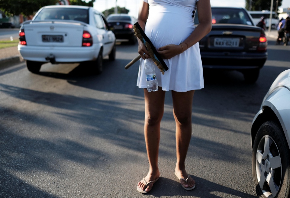 委内瑞拉19岁孕妇挺着大肚子在巴西街头洗车挣钱