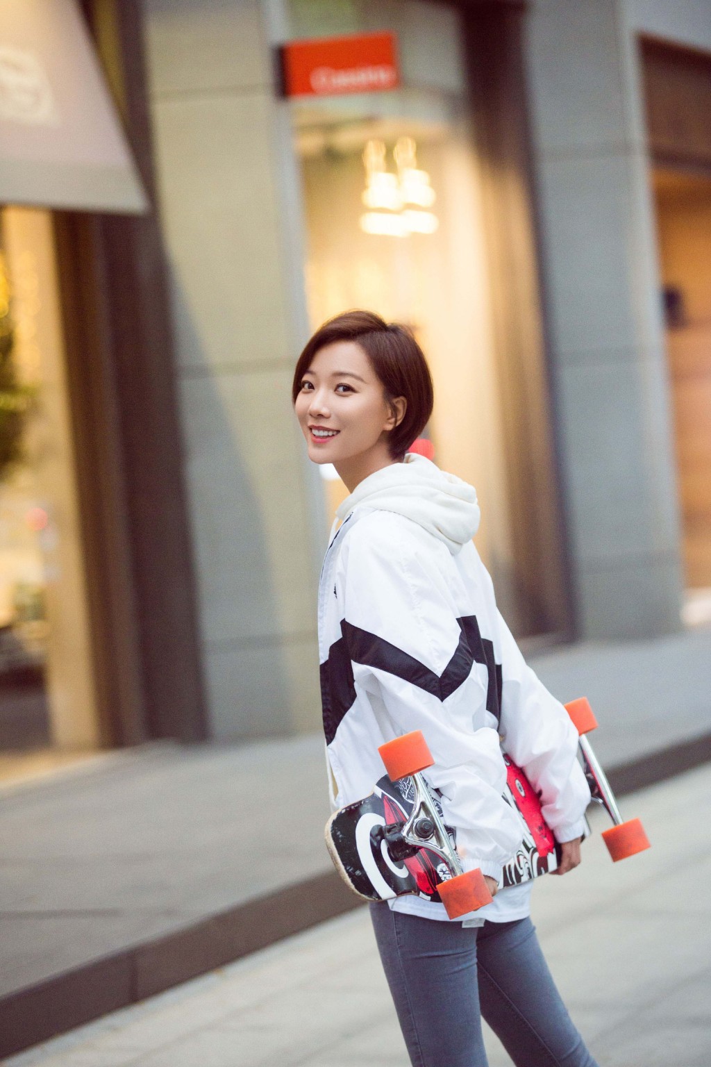 34岁王珞丹厉害!只因剪了短发气质爆棚，网友:换对发型堪比整容