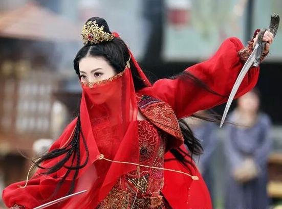 4个女星舞双刀，刘亦菲有气势，景甜虽美遇到霸气的她也输了