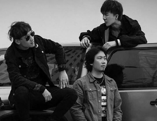 歌手,王北车痞帅,摩登兄弟人气高,而她的烟嗓比