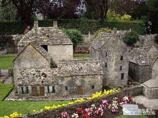 英国这只能看不能住的神奇小村…里面的门,比
