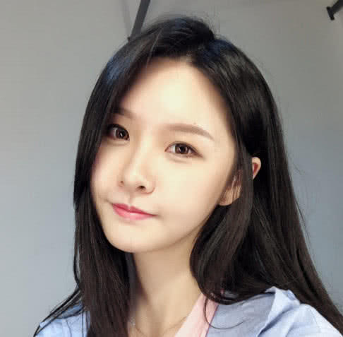 阿冷真正的素颜照流出，打破“大饼”外号，明明就是巴掌脸啊