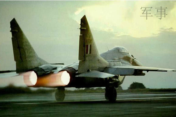 苏式战机起飞时所喷射的火焰为什么颜色和欧美