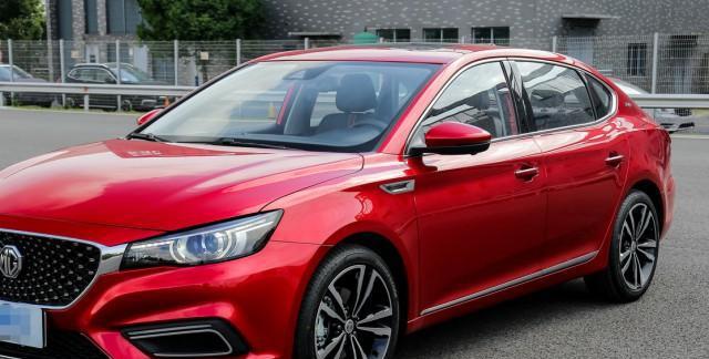 售价9.6万起, 车宽1米84, 百公里加速6秒! 颜值高, 却没人买