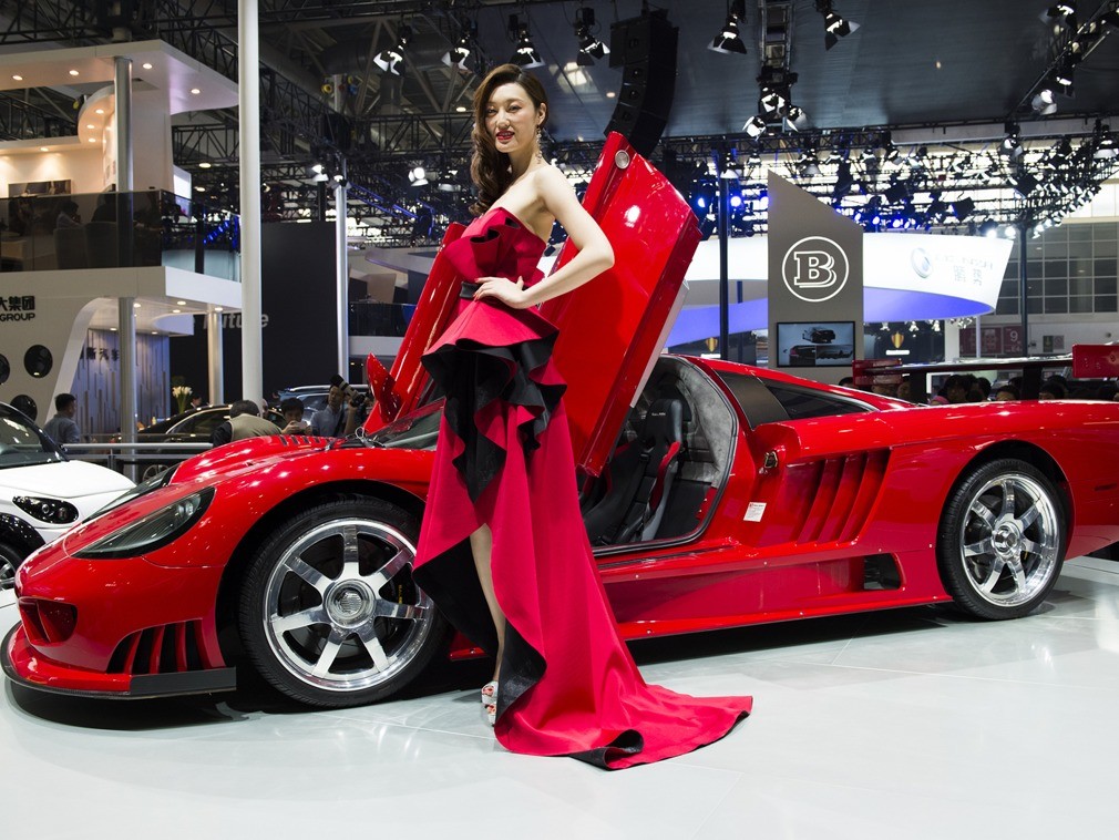 香车美女的诠释,美国萨林(saleen)s7超级跑车及身材性感的车模.