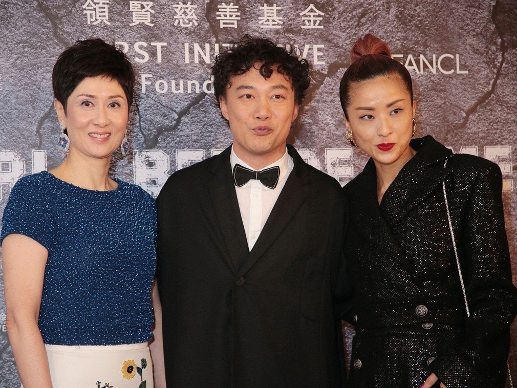 众明星出席香港慈善晚宴 杨千嬅成亮点