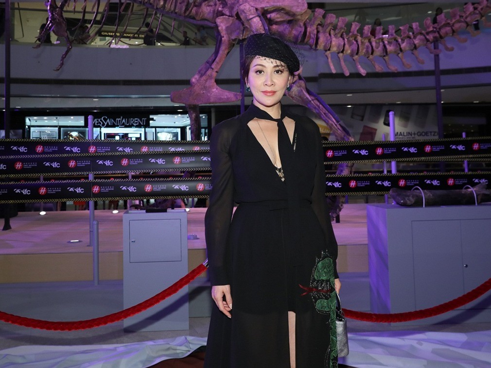 众明星出席香港慈善晚宴 杨千嬅成亮点