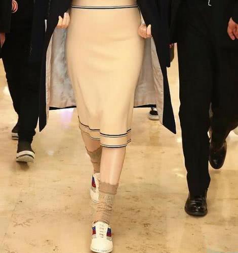 路人镜头人的李宇春，两米大长腿裙子都盖不住，姚明都没她腿长！