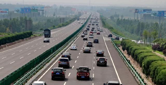 高速公路上的车都停了下来,这是怎么回事?看了