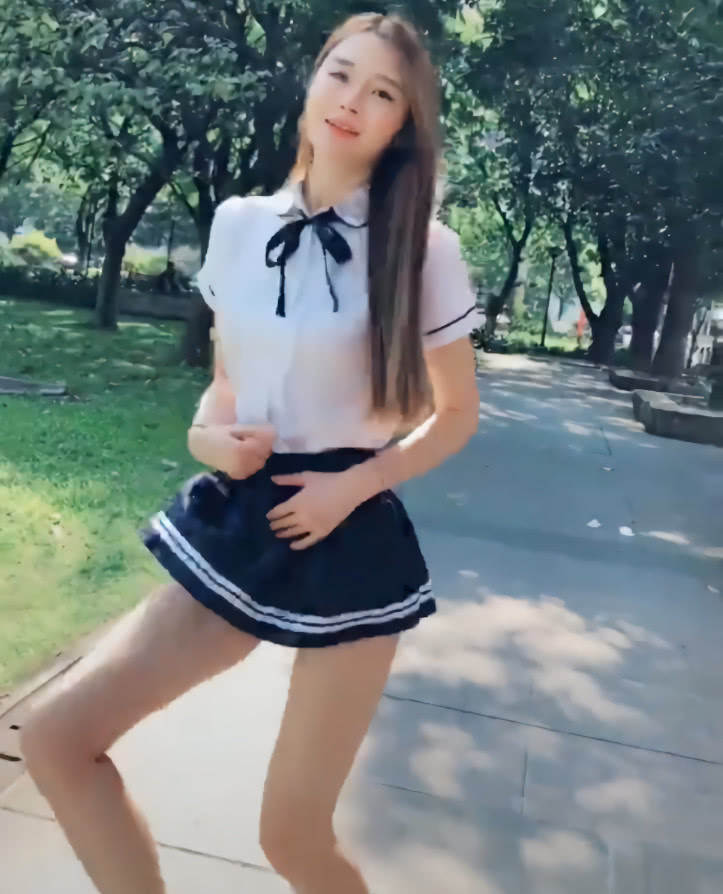 这美女"疯"了吗?穿成这样还跳舞,网友:这是我看到最短的裙子