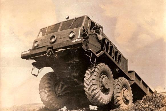 世界军用拖车系列之十二：苏/俄罗斯MAZ-537重型牵引车