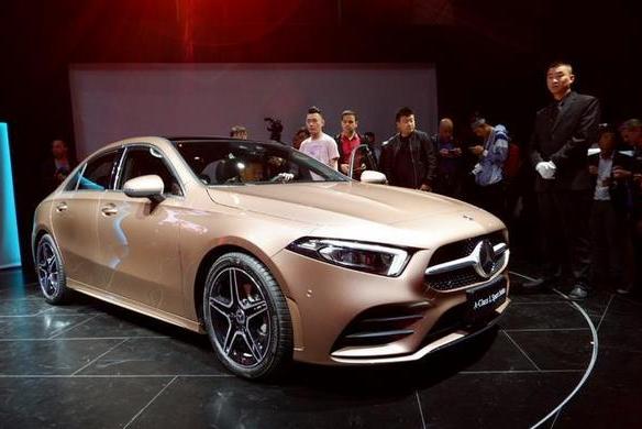 新一代A级三厢版发布，奥迪A3与宝马1系斗得过最便宜奔驰车吗？