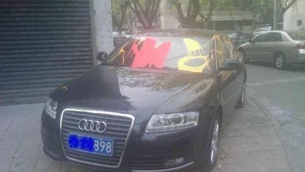 土豪停奥迪A6L霸占人行道, 女白领的做法路人看见大赞