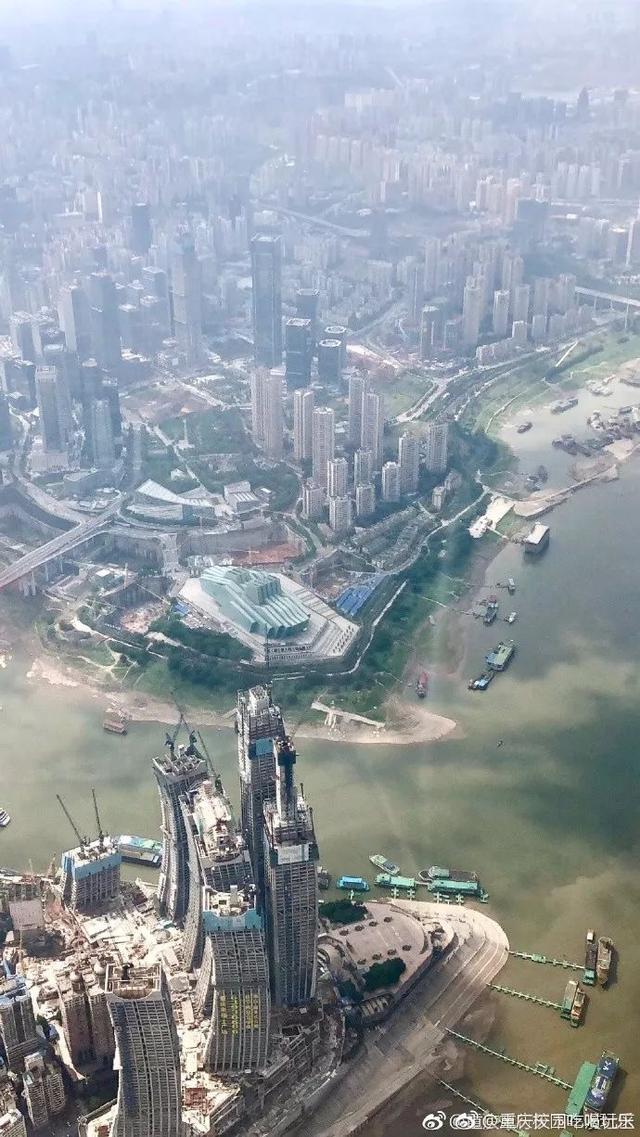 从空中视角看重庆朝天门两江交汇美景 也是非常壮观