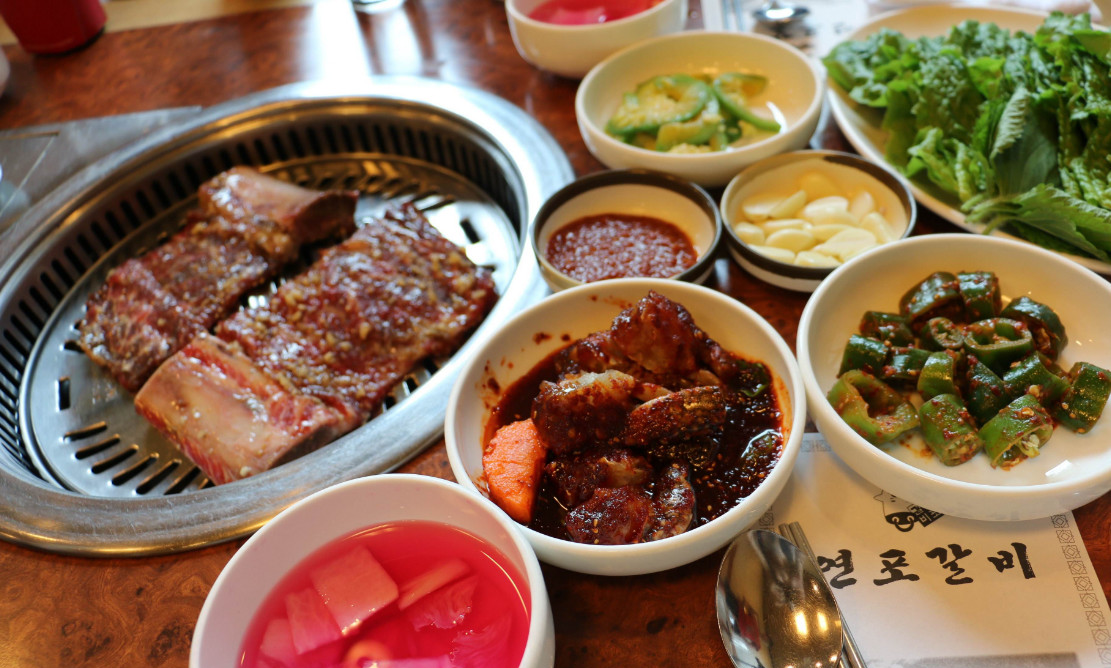 韩国人在中国的韩餐厅吃饭,看到服务员端上来的泡菜顿时愣住了!