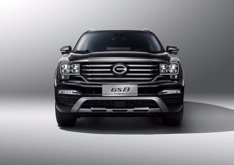 传祺GS8极尽高端豪华，木纹饰板使用提升了内饰的档次，操作方便