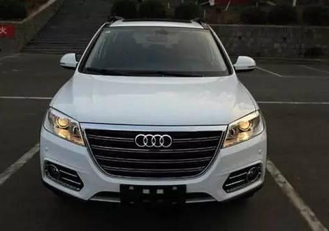 小哥在二手车市场上左选右选，买了辆奥迪Q5,车子不贵