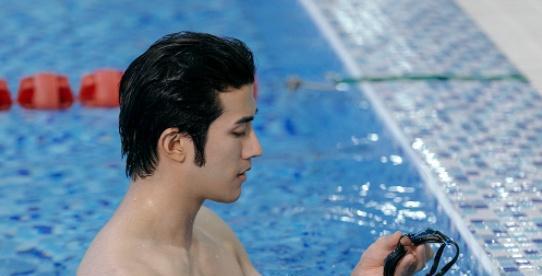 杨超越这个表情帅过于小彤,李星的腿和他的腹