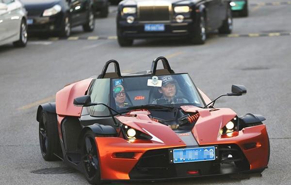 远看是超级跑车近看国产三轮车, 没有车门买11万