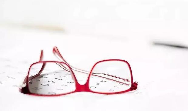 眼镜片有划痕?通知你几个运用小技巧,真能让它