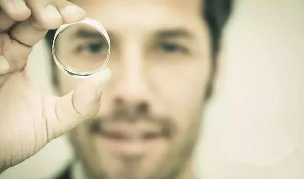 眼镜片有划痕?通知你几个运用小技巧,真能让它