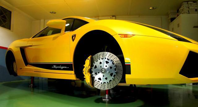 你以为刹车片只是块铁疙瘩？非也！