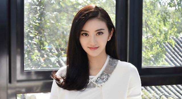 失去了金主男友的景甜跌下神坛,风光不再,颜值