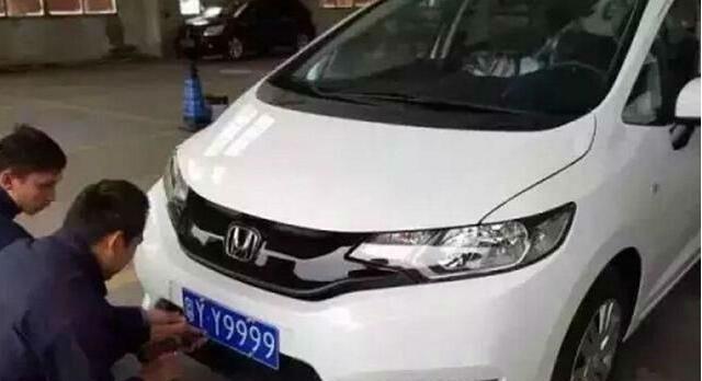 8万飞度挂了张37万的车牌