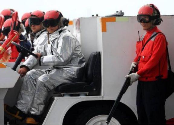 辽宁舰上有群人: 手持霰弹枪执行驱鸟任务, 现今