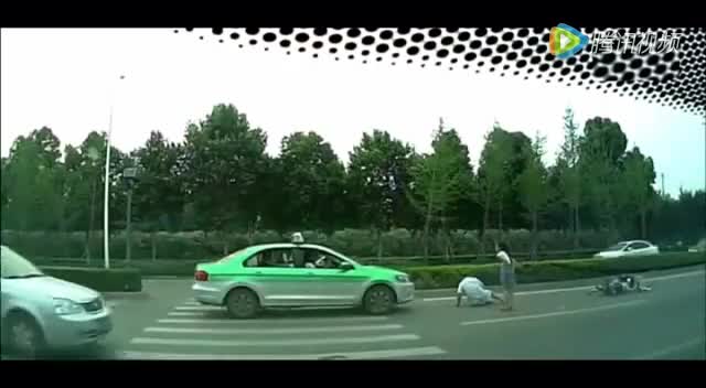 出租车把电动车撞翻之后，淡定的坐在车里，让人气愤