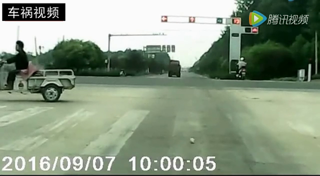 电动车被大货车终结，这就是闯红灯的惨痛代价