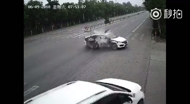 交通安全  转弯应该让直行，但是这摩托车的速度也太快了吧....惨绝人寰...