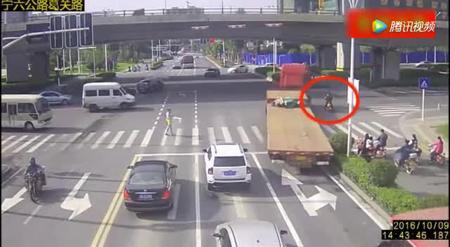 不守规矩的电动车，付出了惨重代价！  ​