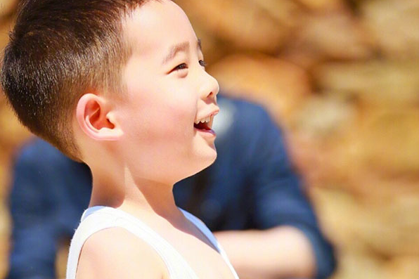 请收下我的膝盖!这些明星萌娃的英语说得也太