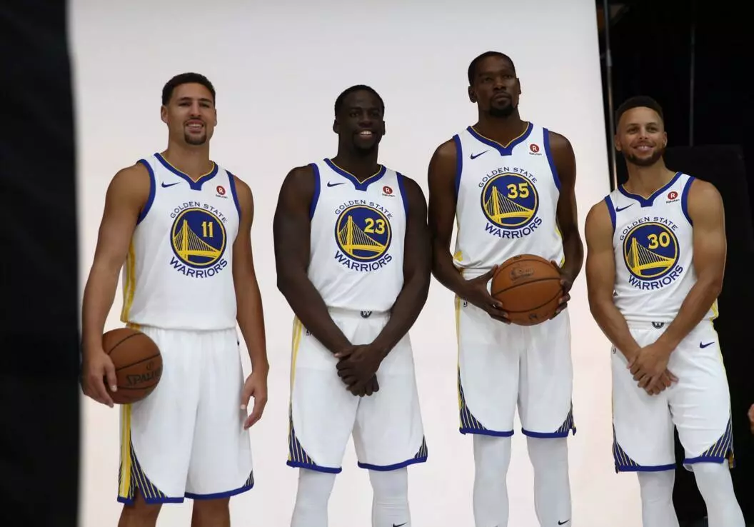 全场命中9记三分,库里打懵骑士!詹姆斯这一幕