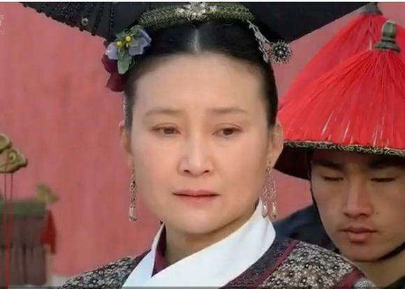 她是《甄嬛传》中的老演员，帮过甄嬛三次