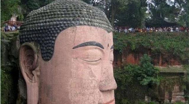著名大佛异象引信徒朝拜祈福,专家给出这样解