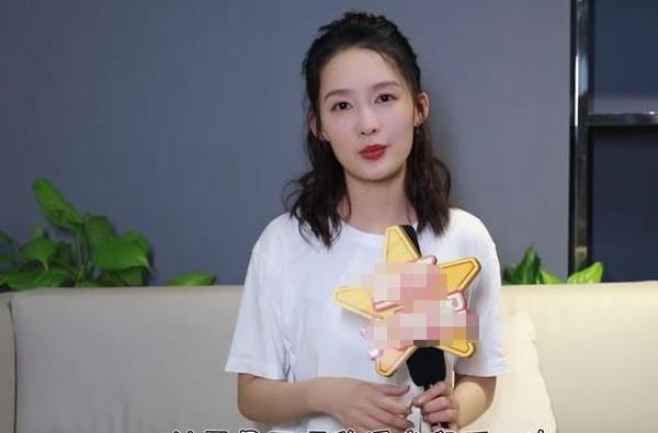 李沁被要求现场量Size，却非要拖着主持人下水，结果主持人完败