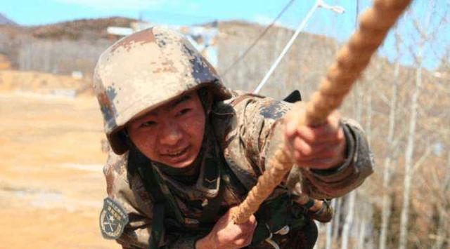 2018年解放军首批逃兵出现,2个95年新兵,太气