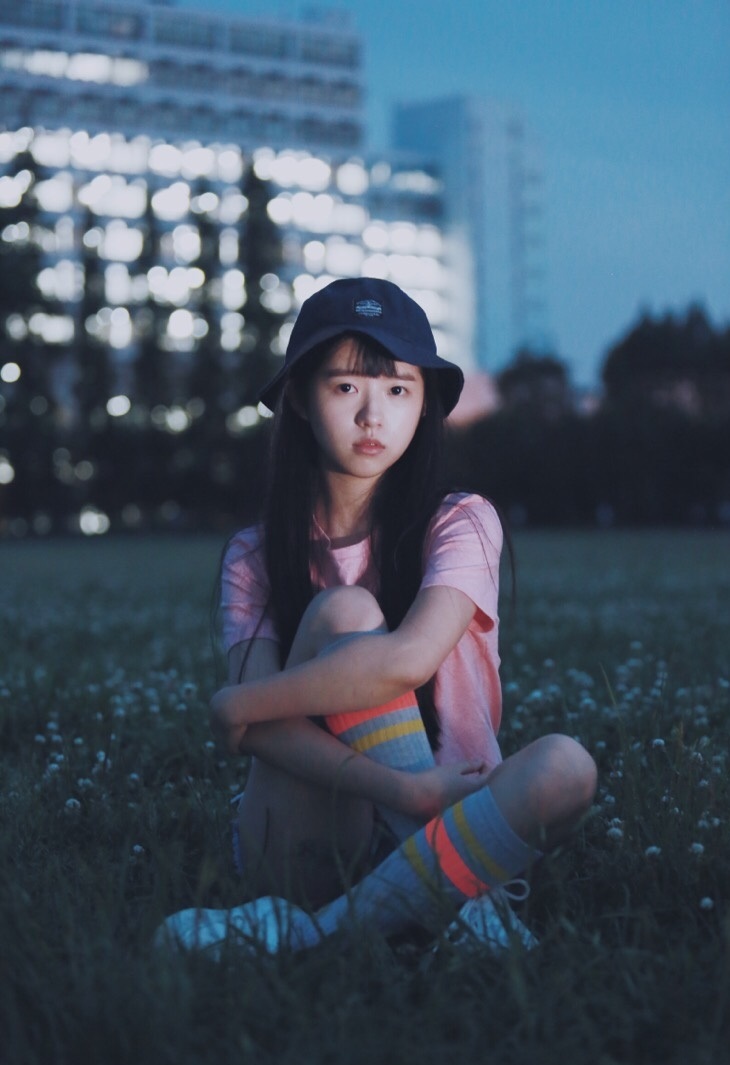 何蓝逗校园风写真,刘海被说像胡子,网友:女版刘昊然,眼睛好像