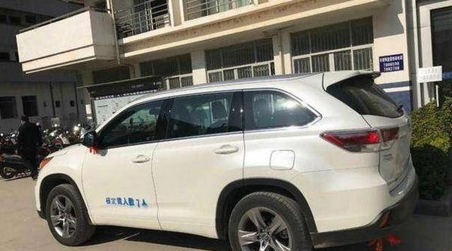 小伙喜提新车汉兰达, 去上牌车管所喷上这几个字, 碍眼却不敢擦掉