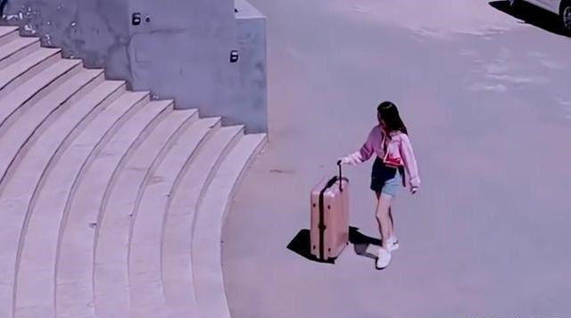 张小斐是杨幂的同班同学,很多人却不清楚,举动