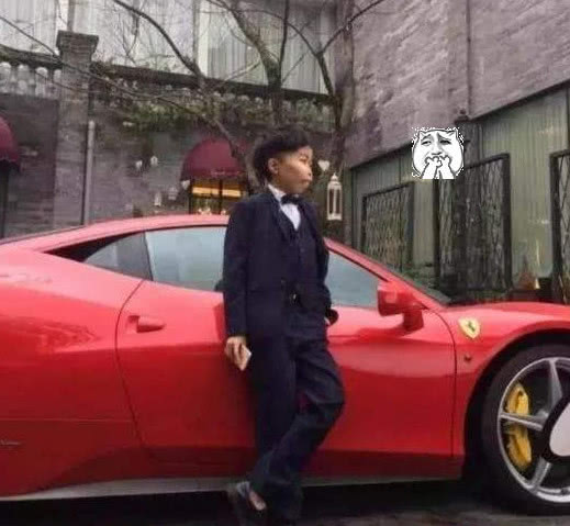 快手老大爷强势走红,将兰博基尼车头当板凳,让