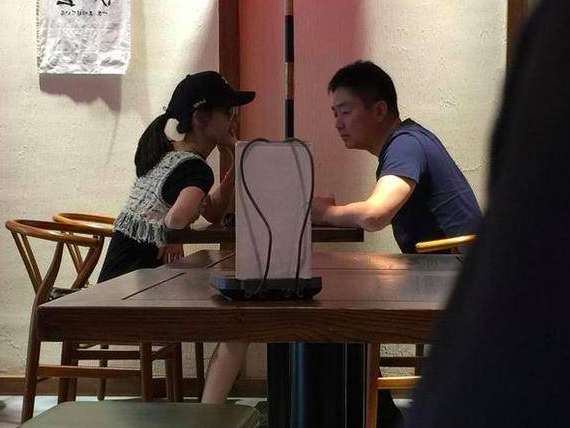 刘强东章泽天素颜逛超市被认出，两人的菜篮子里装了啥？
