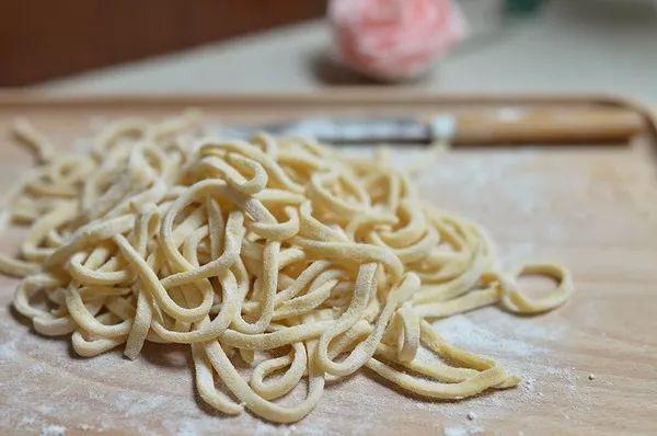 老妈这样擀面条,又快又好吃!亲戚个个都学她!