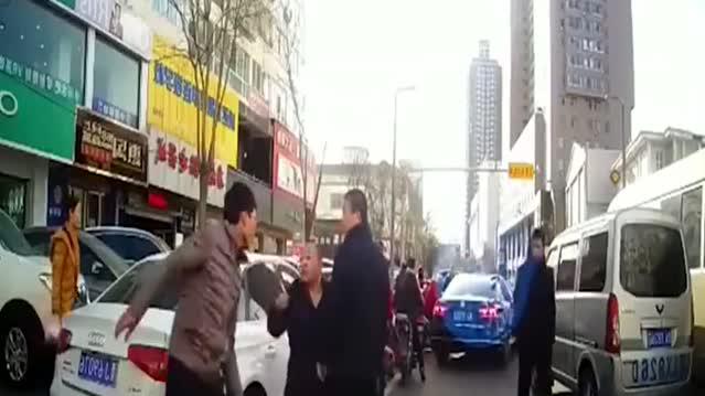 【是否属于正当防卫?昆山宝马男追砍电动车主